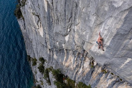 Magnus Midtbø - Magnus Midtbø climbing Tom e Jerry at Spiaggia delle Lucertole above Lake Garda close to Arco in Italy
