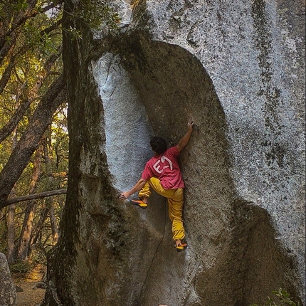Yosemite boulder - Filippo Manca sulla mitica King Cobra V8 in Yosemite, 2017