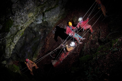 Corpo Nazionale Soccorso Alpino e Speleologico (CNSAS) - Il Corpo Nazionale Soccorso Alpino e Speleologico in azione in una grotta