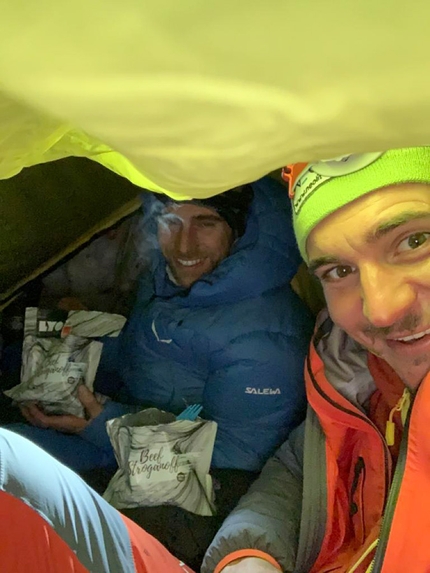 Sass Pordoi Dolomiti, Simon Gietl, Vittorio Messini - Vittorio Messini e Simon Gietl in tenda durante la prima salita di Pandora sul Pordoi, Dolomiti