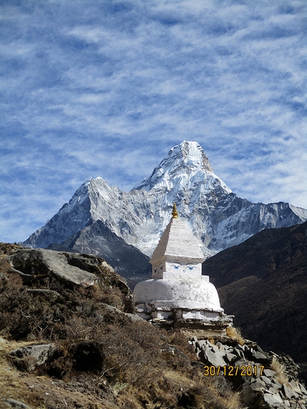 Alex Txikon - Ama Dablam in Nepal. Alta 6856 metri, è considerata una delle montagne più belle al mondo