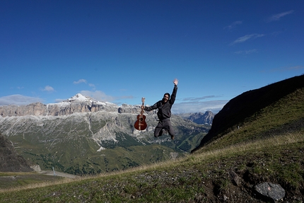 Mosè Morsut, chitarra e zaino in spalla attraverso le Alpi