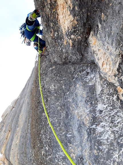 Sass de la Crusc Dolomiti, Simon Messner, Manuel Baumgartner - Manuel Baumgartner apre il terzo tiro di Raperonzolo sul Sass de la Crusc nelle Dolomiti insieme a Simon Messner il 18/12/2019