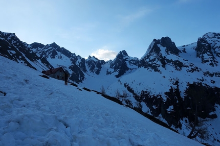 La traversata scialpinistica delle Orobie - Il rifugio Mambretti e le creste dentellate dei 3000 orobici, durante traversata scialpinistica delle Orobie nel 2018 (Maurizio Panseri / Marco Cardullo)