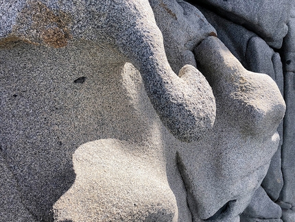 Capo Pecora Sardegna, arrampicata trad - Arrampicata trad a Capo Pecora Sardegna: bellissime forme del granito su 'La bionda e la Mora'