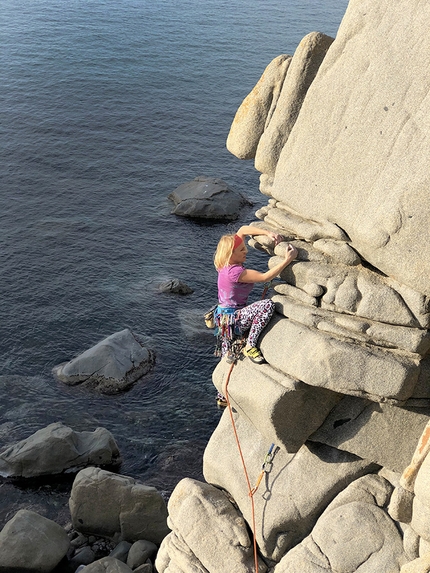 Capo Pecora Sardegna, arrampicata trad - Tatjana Goex in azione sulle vie di arrampicata trad a Capo Pecora Sardegna