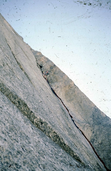 Valle Orco - Generazione Sitting Bull - Sandro Zuccon sulla dulfer di 50 metri Americana al Dru, 1981