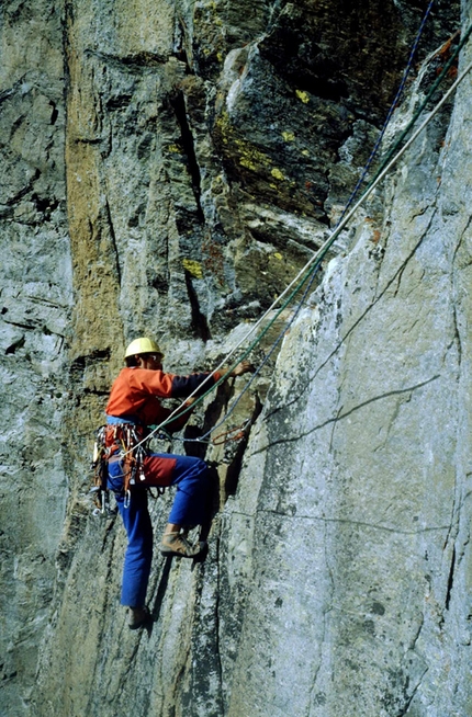 Valle Orco - Generazione Sitting Bull - Sandro Zuccon in apertura su Sturm und Drang al Becco di Valsoera nel 1983