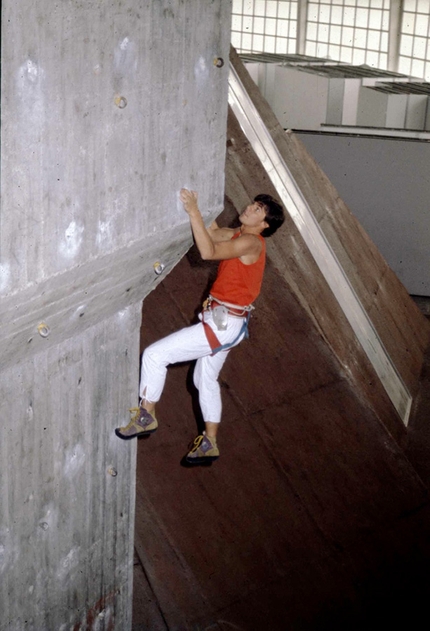 Valle Orco - Generazione Sitting Bull - Andrea Giorda sui muri della palestra del Palazzo a vela, 1984