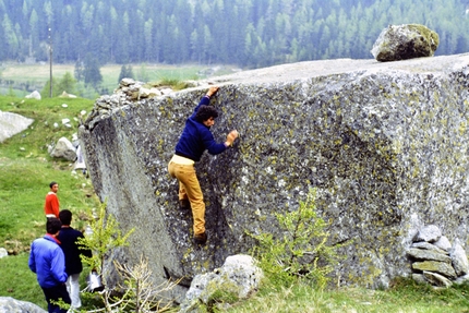 Valle Orco - Generazione Sitting Bull - Alessandro Gogna si esercita su un masso nei pressi della Baita, Valle dell'Orco 1984