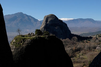 Sci alpinismo in Grecia alla Ricerca degli Antichi Dei - Livelli: luci e ombre, montagne e pianure e sullo sfondo le nevi già percorse del Triggia, Meteora, Grecia