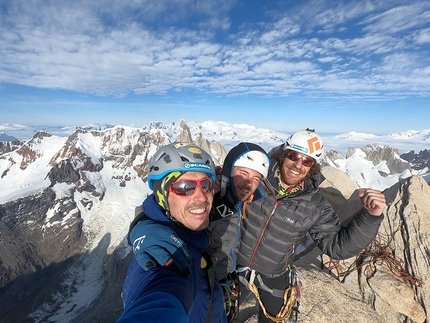 Aguja Poincenot Patagonia, Matteo Bernasconi, Matteo Della Bordella, Matteo Pasquetto - Matteo Della Bordella, Matteo Pasquetto and Matteo Bernasconi celebrating on the summit of Aguja Poincenot in Patagonia after having repeated the 40° Ragni di Lecco route