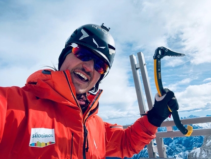 Simon Gietl - L'alpinista altoatesino Simon Gietl in cima alla Cima Grande durante la sua traversata invernale e solitaria delle Tre Cime di Lavaredo