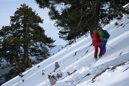 Sci alpinismo in Grecia alla Ricerca degli Antichi Dei - Sci alpinismo in Grecia: Albino e Sabrina Beber discutono su chi deve tracciare il prossimo pendio