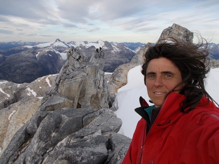 Sílvia Vidal - L'alpinista catalana Sílvia Vidal su Cerro Chileno Grande in Patagonia durante l'apertura in solitaria Sincronia Magica