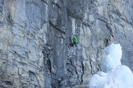 Cascate di ghiaccio in Canada, Daniele Frialdi, Marco Verzeletti, Roberto Parolari - Daniele Frialdi inizia a salire The Real Big Drip, Ghost Valley, Canada