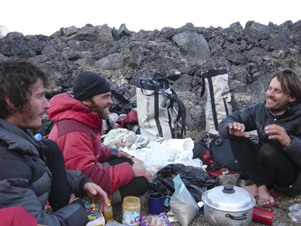 Isola di Baffin Monte Asgard - Mt Asgard Isola di Baffin: I fratelli Favresse e Sean Villanueva discutano la tattica