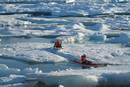Greenland climbing, Eliza Kubarska, David Kaszlikowski - Greenland Torsukattak fjord: Ice passage with kayaks.