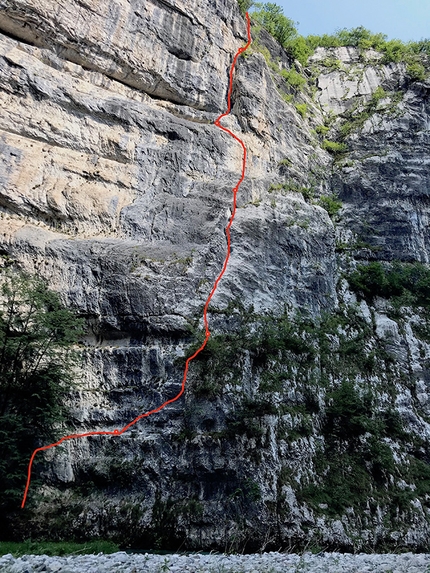 Arrampicata Gola del Limarò, Valle del Sarca - Il tracciato di Calypso nella Gola del Limarò, Valle del Sarca (Vittorio Giovannella, Francesco Salvaterra 04/2019)