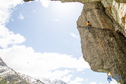 Climbing at Valgrisenche: Marco Sappa frees La Fessura di Gianfri at Nid Des Hirondelles