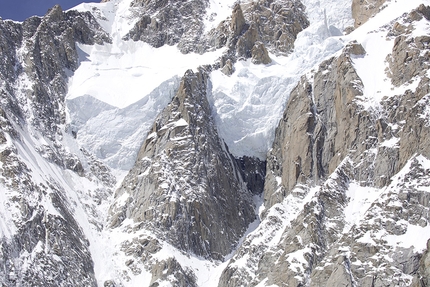 Edmond Joyeusaz - Edmond Joyeusaz scende in sci il versante della Brenva del Monte Bianco il 25/05/2020. Molto evidente la torre rocciosa a forma di pera, La Poire, che si incunea tra i due giganteschi seracchi