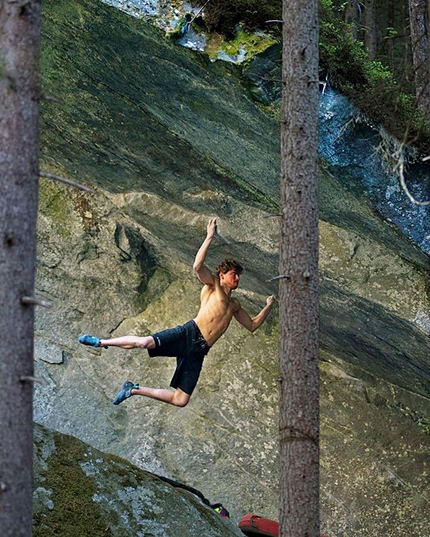 Giuliano Cameroni frees Power of now, 8C boulder problem at Magic Wood