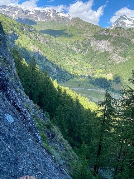 Taglia sui tiri Lead a Barliard, Ollomont, Valle d’Aosta - La vista dalla falesia di Barliard a Ollomont in Valle d’Aosta