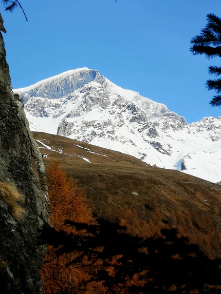 Arrampicata Barliard, Ollomont, Valle d’Aosta - In arrampicata nella falesia di Barliard, Ollomont, Valle d’Aosta