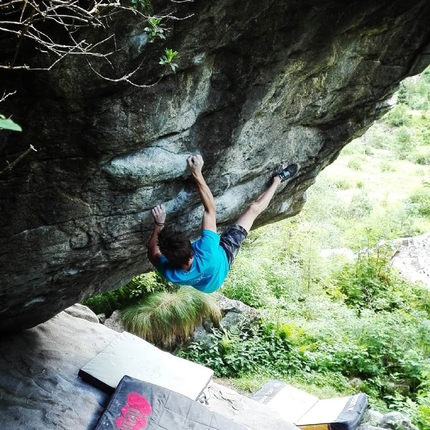 Davide Picco - Davide Picco sul boulder Thor in Valle di Daone