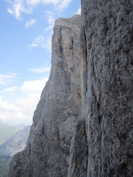 Odle, Sass Rigais, Dolomiti, Simon Messner, Martin Sieberer - Il pilastro nella parte alta della via L Pilaster Desmincià sul Sass Rigais, Odle, Dolomiti.