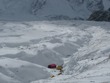 Gasherbrum II in inverno: dopo la vetta, Moro, Urubko e Richards sono al Campo 1