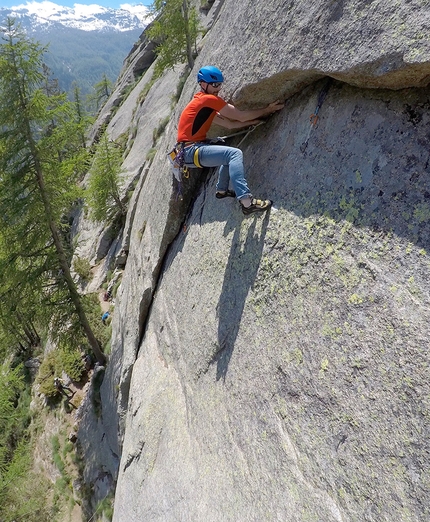 Orco Easy Crack, an intro to crack climbing in the Orco Valley