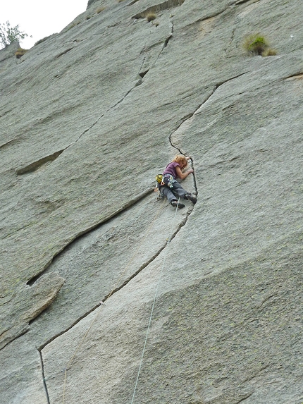 Valle Orco  trad climbing - Valle dell’Orco  crack climbing: Alice Thompson climbing Incastromania
