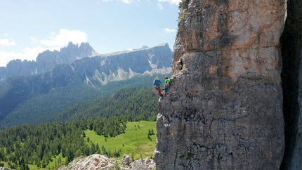 Mountain Stories di Nicola Tondini: la paraclimber Nicolle Boroni alle Cinque Torri