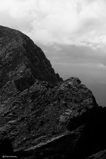 Alpi Apuane traversata alpinistica, Francesco Bruschi, Francesco Tomé  - Alpi Apuane da Nord a Sud: particolare della cresta Ovest della Pania Secca percorsa durante la traversata di quest'estate.