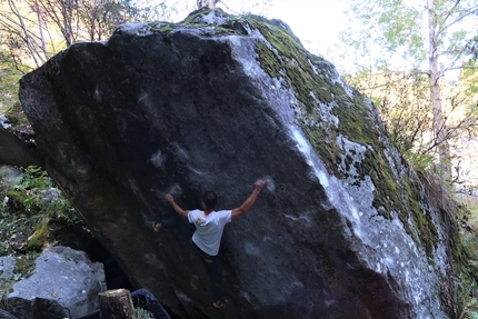 Stefan Scarperi libera Big Illusion, 8C boulder in Val Daone