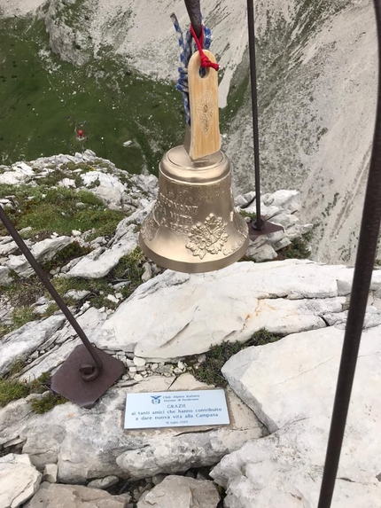 Campanile di Val Montanaia, Friuli Dolomites - The new bronze bell on the summit of Campanile di Val Montanaia, 19/07/2020