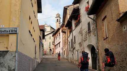 Va' Sentiero, Sentiero Italia - Va' Sentiero Sentiero Italia: Il team attraversa il borgo di Marchirolo, vicino al Lago Maggiore. Lombardia