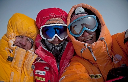 Gasherbrum II - Winter 2011 - Simone Moro, Cory Richards, Denis Urubko in vetta al Gasherbrum II dopo la prima salita invernale