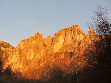 Monte Pasubio, Piccole Dolomiti, Marco Toldo, Ivo Maistrello, Diana Sbabo - Il Sojo Rosso (Monte Pasubio, Piccole Dolomiti)