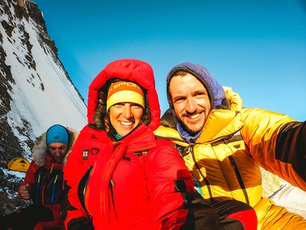 Tamara Lunger al K2 con Juan Pablo Mohr, insieme a Sergi Mingote - Tamara Lunger on K2 with Juan Pablo Mohr and, in the background, Sergi Mingote