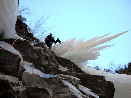 Val Daone, cascate di ghiaccio  - Matteo Rivadossi in apertura sull'ultima frangia di L3 di Futurama in Valle di Daone, febbraio 2010