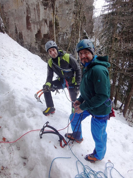 Val Daone, cascate di ghiaccio  - Simone Monecchi e Massimo Comparini alla base di Futura in Valle di Daone