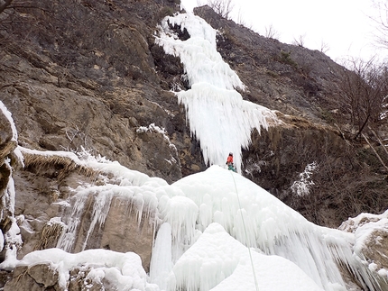 Asso di Picche, la speciale cascata di ghiaccio in Nevegal di Santiago Padrós e Valter Salvadori