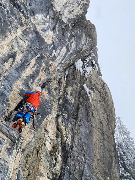 Roger Schäli, Marcel Schenk - Roger Schäli making the first ascent of Lila Luna which acts as a direct start to Sot la sesa at Mulegns, January 2021