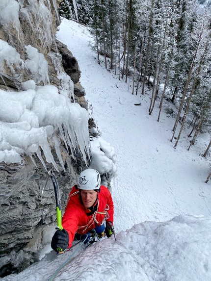 Roger Schäli, Marcel Schenk - Marcel Schenk making the first ascent of Lila Luna at Mulegns, January 2021