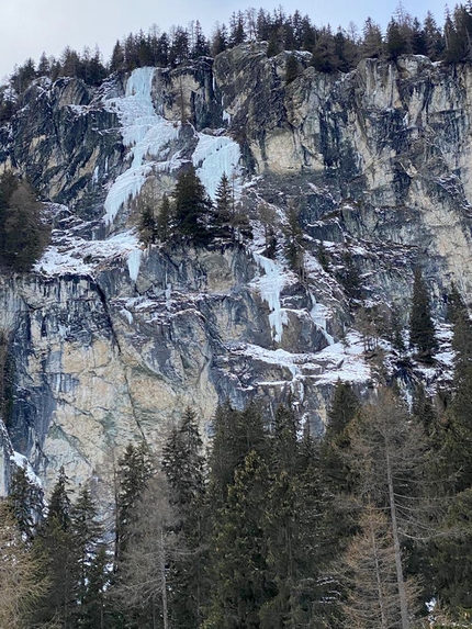 Roger Schäli, Marcel Schenk - On the right the mixed climb Lila Luna, above and to the left the classic icefall Sot la sesa at Mulegns, Switzerland