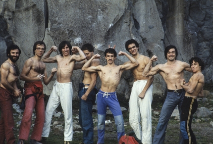 Molti friends e alcuni nuts di Gianni Battimelli - Climber romani anni '80. Da sinistra: Gianni, Vitale, Di Bari, Bucciarelli, Barberi, Finocchi, Pennisi, Barberi-Medioverme