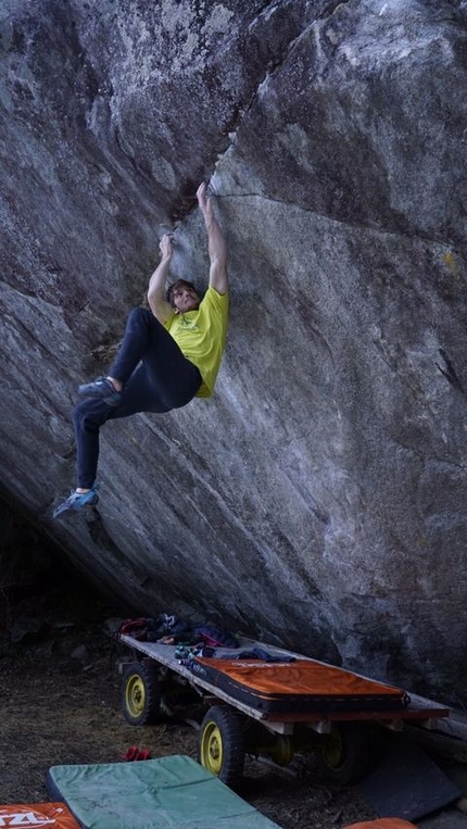 Nils Favre ripete Off the Wagon, 8B+ boulder in Val Bavona, Svizzera