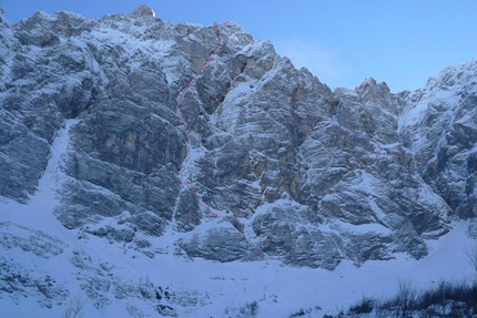 Triglav - La parete nord del Triglav (2864m) e la linea di Sanjski Joža (VI/V,M7+, 1050m) salita dagli sloveni Andrej Grmovsek e Luka Krajnc.